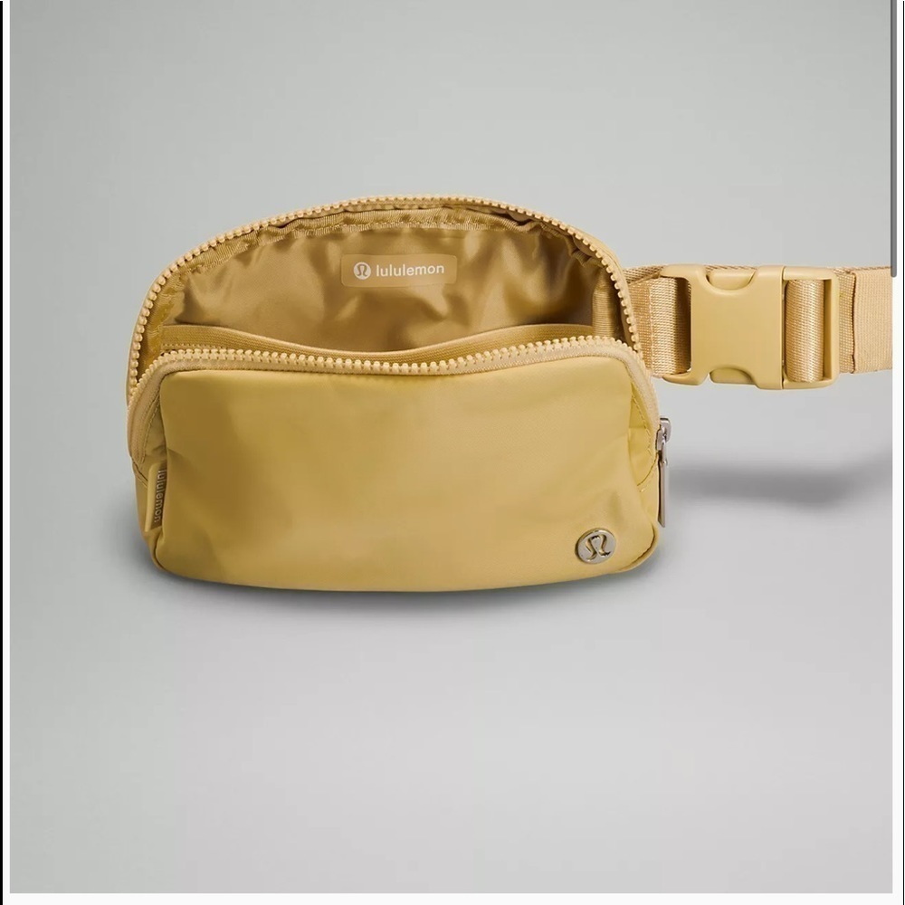 Lululemon Everywhere Belt Bag Golden Sand - Picture 3 of 6